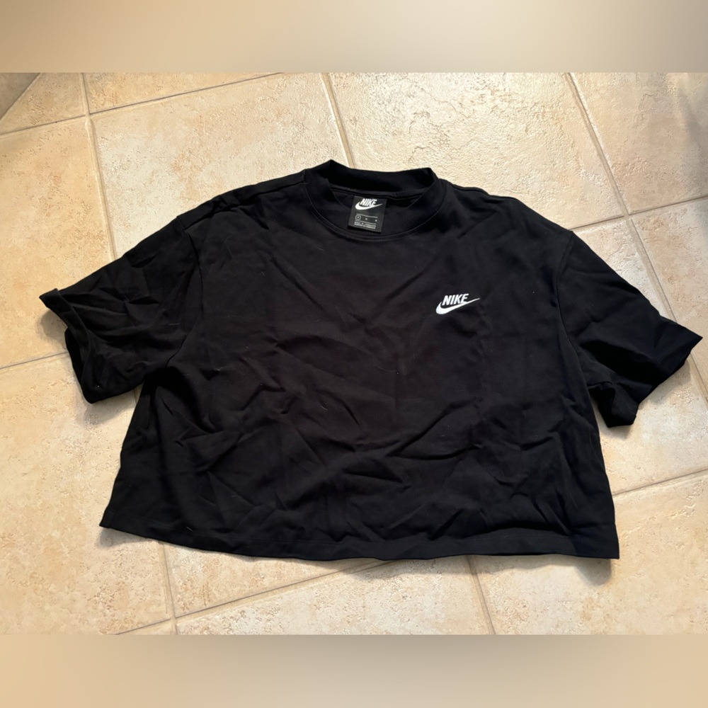 Cropped Nike shirt